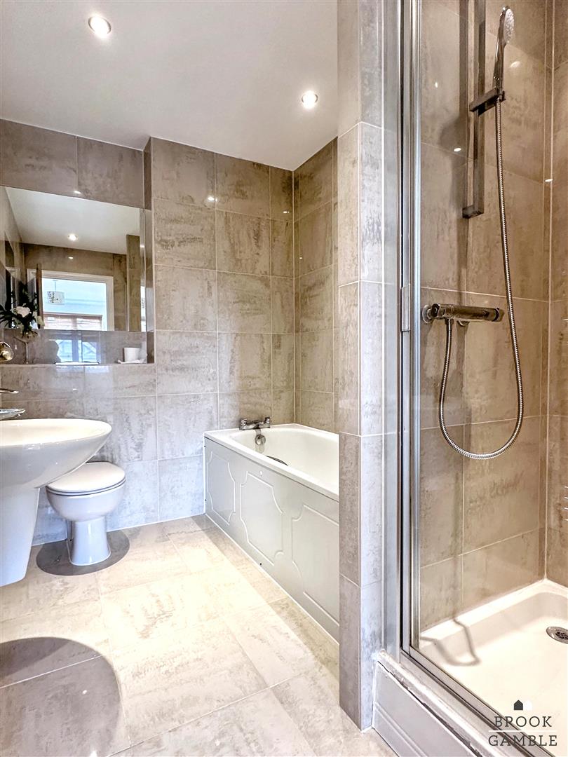 2 Bedroom Flat. Carew Road in Eastbourne,  7